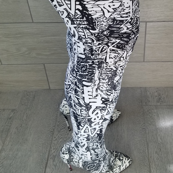 Gravitissima 100 Lycra thigh high black & white boot. - Picture 4 of 11